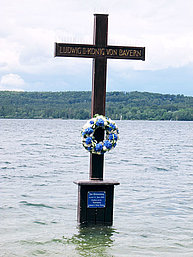 Cross at the place where King Ludwig's body was found with reef to celebrate 130 years anniversary of his death placed by the Bavarian water safety organization Wasserwacht.