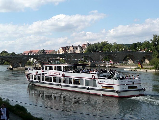 Tour boats go up and down the Danube